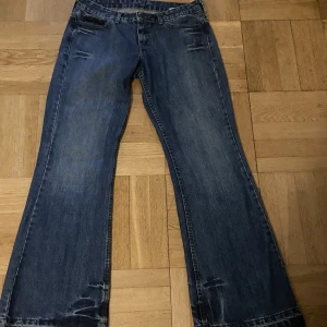 Low waist straight jeans  - Innerbenslängd: cirka 80 cm Midja rakt över: 40 cm cirka  Använt typ 2 ggr men köpt second hand.  Bra skick men sprättade längst ner vid fötterna.  