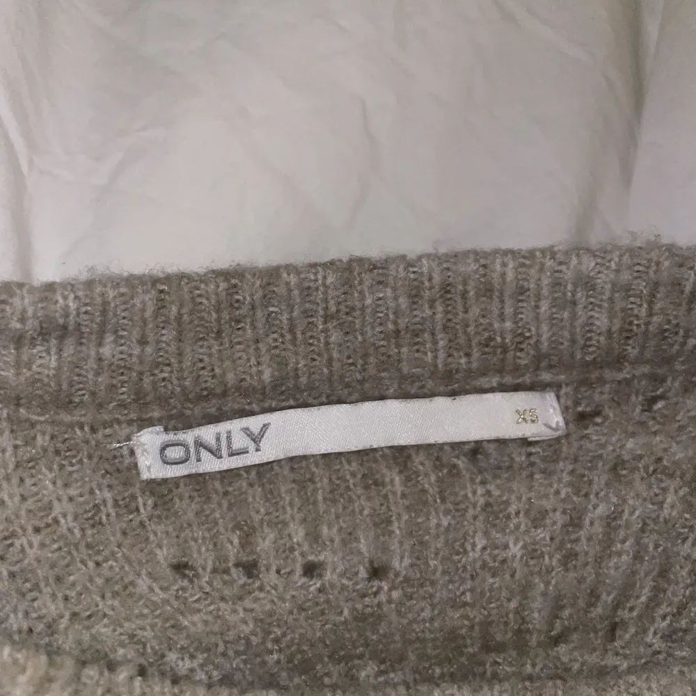 Säljer denna stickade tröjan från only med ett fint enkelt mönster. Inte använd så mycket🥰. Stickat.