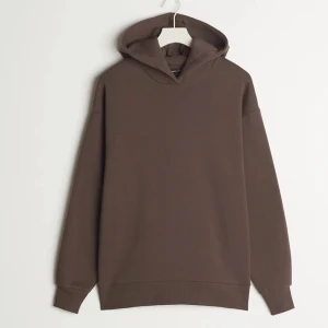 brun hoodie - Jätteskön brun hoodie från Gina tricot, säljer pga används ej! Är i XS men passar S, nypris 299🤍