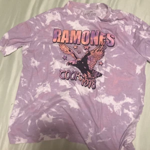 T-shirt från hm - Hej detta är en t-shirt från hm i storlek 146