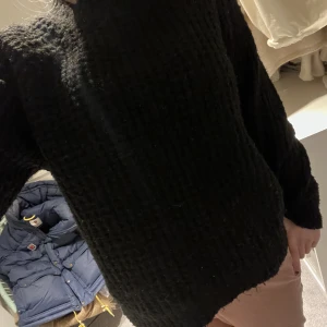 Svart stickad tröja - Säljer denna stickade tröjan. Använd några få gånger