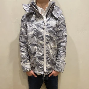 Jacka Superdry - Hej! Säljer nu min jacka från märket Superdry storlek S i fint skick. Modellen på bilden är 180cm lång och väger 80kg. Tveka inte på att höra av dig om du har några frågor eller funderingar kring varan!