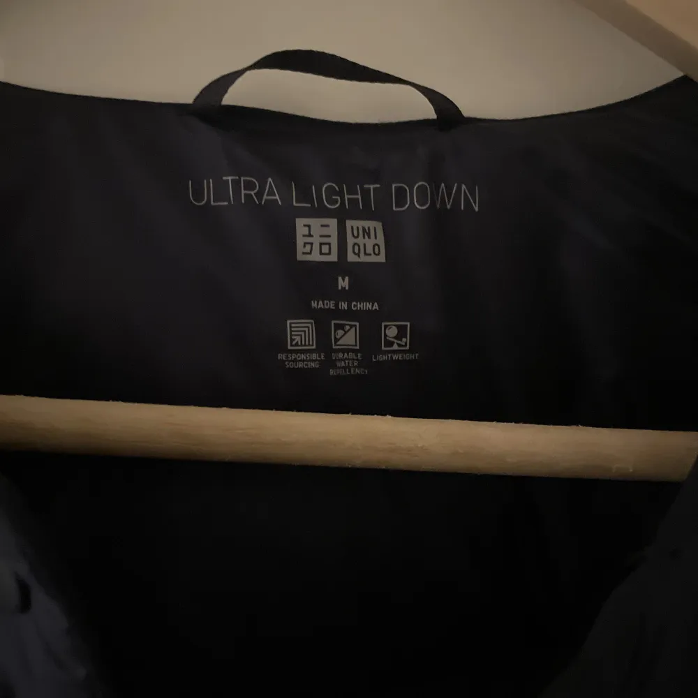 Ultra light down compact jacket från uniqlo i färgen navy. Nästan nyskick då den aldrig kommit till användning, köpt för 700! Köpare står för frakt 🌟🎸. Jackor.