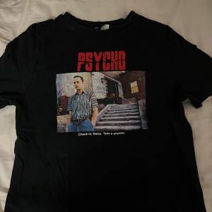 T-shirt med tryck ifrån filmen Psycho. Andvänd ett par gånger så trycket är lite slitet. 