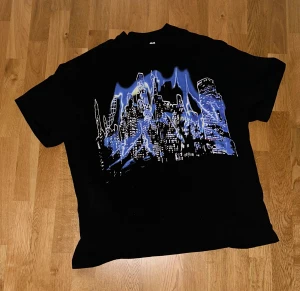 Weekday tshirt  - Snygg weekday tshirt som är lite stor på mig. Jag har använt den 4-5 gånger men den är i ny skick. 
