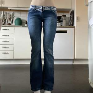 Så fina lågmidjade jeans från tidigt 2000- tal, säljer pga att de är lite för korta på mig som är 170💕 Midjemått: 69cm(de är stretchiga)  Innerben: 77cm