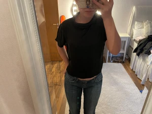 Siden topp - Superfin siden topp från monki!! Använd Max 2 gånger!! Finns på fler sidor så först till kvarn!!🖤