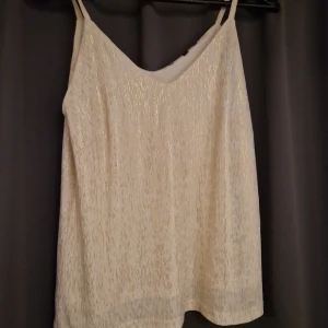 Linne - Glansigt linne med guld använt en gång