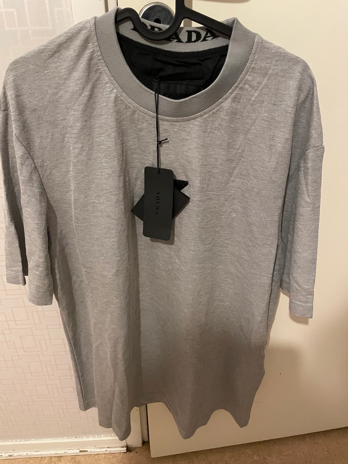 Ny Prada T-shirt med etikett