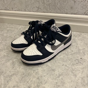 Nike low dunk - Säljer mina mörkblå low dunk i storlek 38,5 pga lite för stora. Skicket är 8,5/10. Låda kvar, köpta för 1500kr mitt pris är 699 kr! 