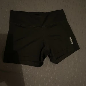 Reebok träningsshorts - Träningsshorts ifrån Reebok i storlek S