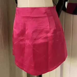 Rosa kort siden kjol från ZARA🩷 Aldrig använd🫶 skriv till mig om fler bilder önskas🥰