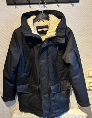 Fodrad parkas - Svart, fodrad parkas av märket Homebound i fint skick. Sparsamt använd. Storlek S. 