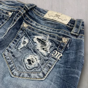 M167 lågmidjade bootcut missme jeans  - MissMe jeans i model Boot 💜 Tag 29W 💜Midja (rakt över) 37cm 💜 Innerben 73cm 💜 Ytterben 97cm 💜 Benöppning 21cm 💜  💜Våra mått blir W=29, L=28 💜 Men jämför alltid måtten💜M167