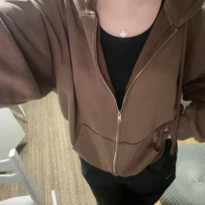 Brun zipup hoodie - Jätte mysig hoodie från HM i storlek M. Använd men i bra skick 🌟