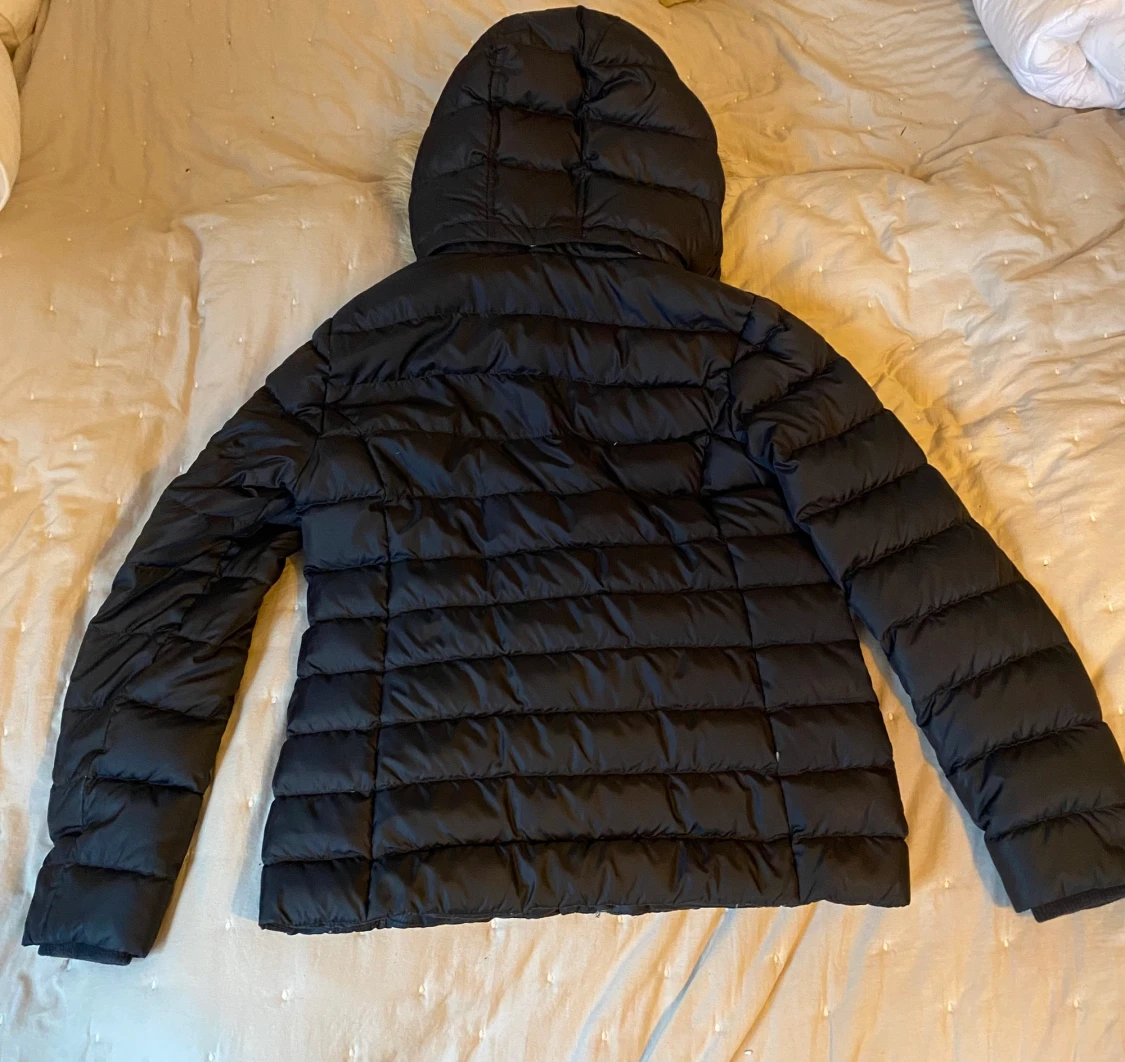 Tommy Hilfiger dunjacka med avtagbar luva - 90