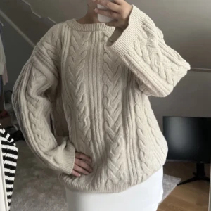 Stickad tröja - Skön stickad tröja nu till vintern. Säljs då jag har för många stickade tröjor😃 (lånad bild)