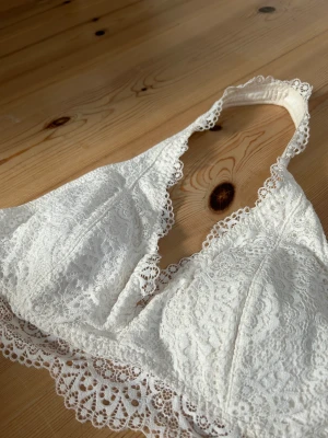 Bralet från Hollister. - En bralet från Hollister för ca 6 år sedan. Cremé vit med spets. Lappen är bortklippt men skulle säga S.