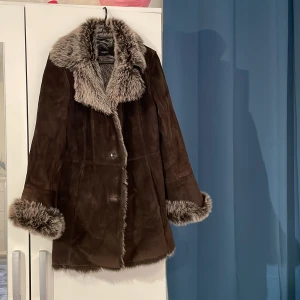 Pälsjacka - Pälsjacka. Varan säljs i befintligt skick. Frakt tillkommer <3