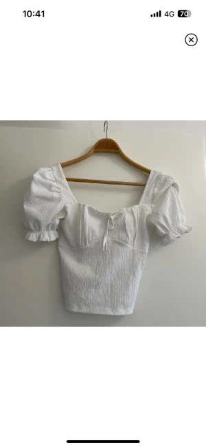 Gullig topp - Säljer denna toppen som jag köpte här på plick förra sommaren. Inte min stil längre men är i ett väldigt bra skick