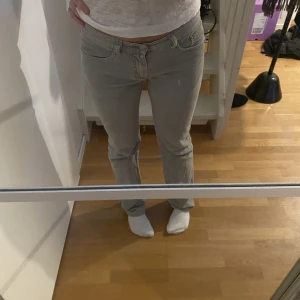 Lågmidjat! - Lågmidjade Manchester jeans! Ljusgråa och är från Filippa K
