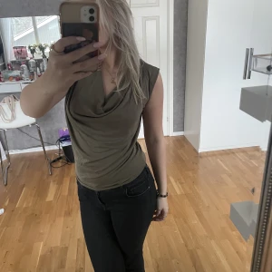 Topp - Supersnygg topp som aldrig blivit använd, storlek: M❤️köparen står alltid för frakten, om du har fler frågor så är det bara att skriva❤️