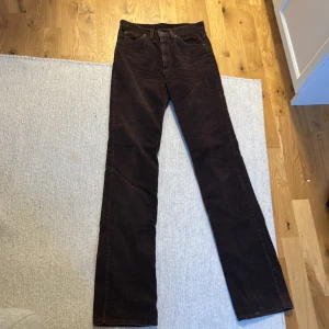 Bruna manchesterbyxor - Bruna Manchesterbyxor, köpta secondhand men relativt gott skick. Enda skavanken jag kan hitta är runt knapphålet men det syns inte riktigt när byxorna är knäppta. Står ingen storlek men passar mig som vanligtvis är en XS.