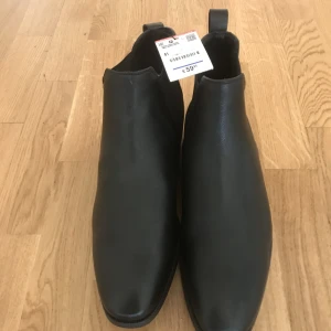Nya och oanvända damskor  - Nya och oanvända vattentät damskor, stl 42, pris 250kr,dom finns i Stockholm i Solna.