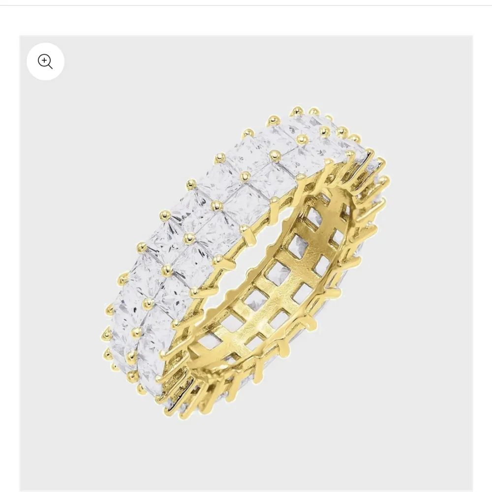 Jättefin Guld ring från medusa Essentials, 18k guld plätering, kommer inte till någon användning, inte alls använd mycket , inget slitage! Pris kan diskuteras, köpt för 500 kr. Accessoarer.