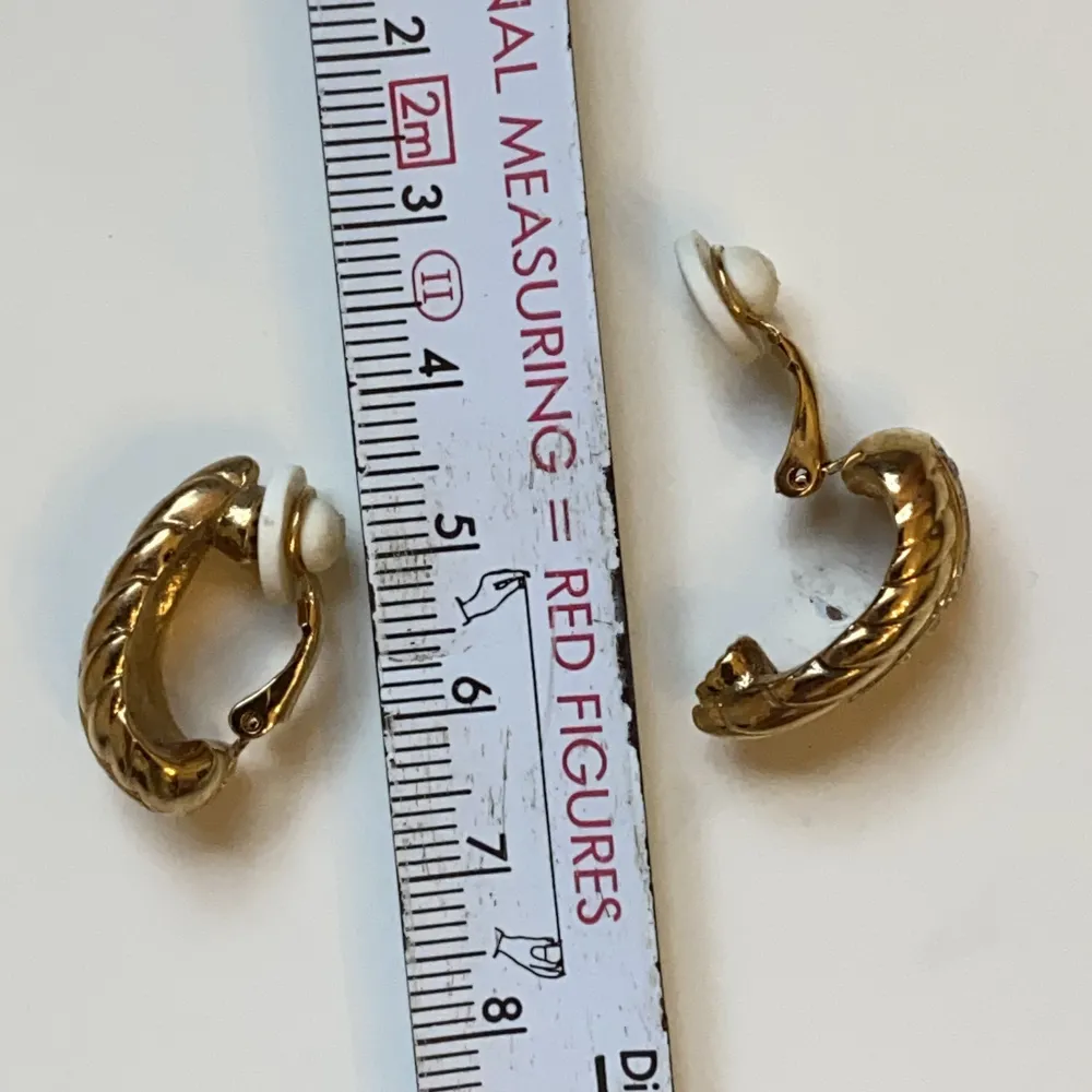 Vackra guldfärgade örhängen med strass Clipsörhängen . Accessoarer.