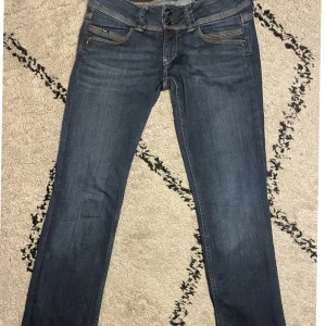 Lågmidjade jeans  - Säljer mina väldigt lågmidjade Pepe jeans. Bra skicka, har en liten slit. Kontakta vid frågor💕
