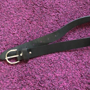 Skärp - Svart superfint skärp från gekås! Äkta läder, 85cm och knappt använt 🩷🩵matchar till allt, pris diskuterbart 