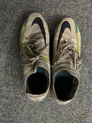 Fotbollsskor  - Säljer mina Nike Phantom gt 2 elite  Väldigt sköna och lätta fotbollsskor.  Lossnat lite vid dobbarna på högerskon där av priset annars mycket fina. Nypris: 2800