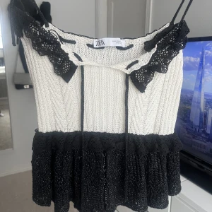Topp - Säljer denna topp från zara, använd några få gånger så är som ny💓  Skriv för egna bilder