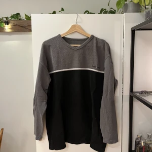Tjocktröja - Jätteskön oversized tjocktröja som jag skulle säga är i storlek L-XL. Grå och svart. Märket är Teddy Smith. Köpt secondhand men är i fint skick! 