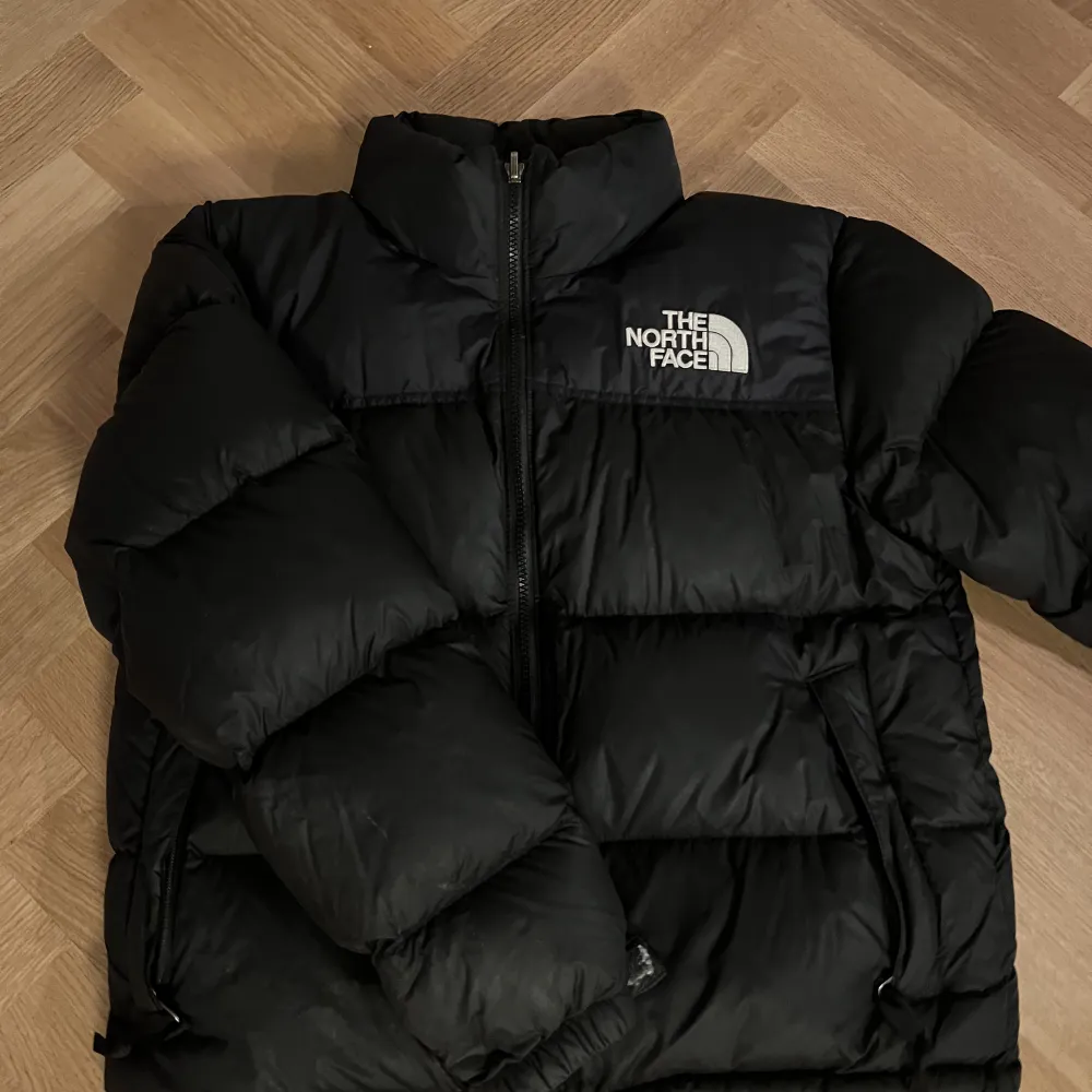 Säljer min the north face jacka, defekt på ena fickan (se sista bilen) kom gärna med prisförslag . Jackor.