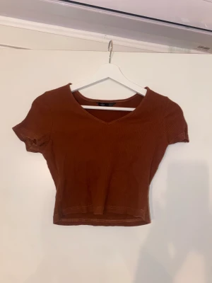 Brun ribbad topp - Storlek M/S. Säljs då den inte kommer till användning längre. Bra skick och material. Fint figursydd. För fler bilder/info skriv i DM😇💓