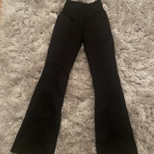 Bootcut kostymbyxor  - Jätte fina kostymbyxor med hög midja, dock är materialet inte som kostymbyxor utan mer stretchigt material. Aldrig använda.