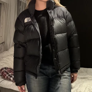 The north face dunjacka - En dunjacka i MYCKET gott skick. Använt max 2 vintrar sparsamt. Storlek women m. Säljer för den är lite liten på mig så därav använder jag den aldrig. Annars superfn, orginalpris ca 3500, köpt på the north face butiken här i stockholm. Pris e diskuterbart