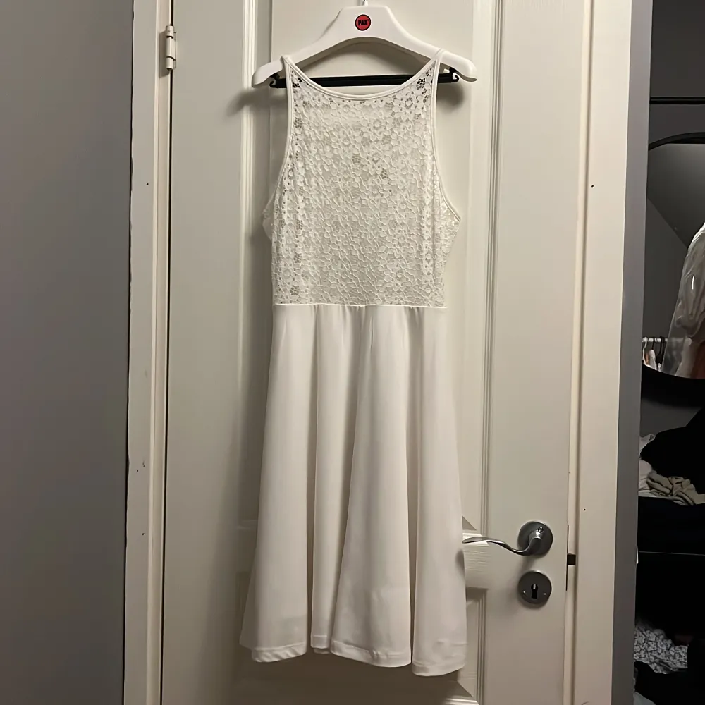 Fin vit klänning med spets, aldrig använd. Köpte för 100kr - säljer för 50kr💘 Frakt ingår ej, men kan mötas upp om du bor i Örebro!. Klänningar.