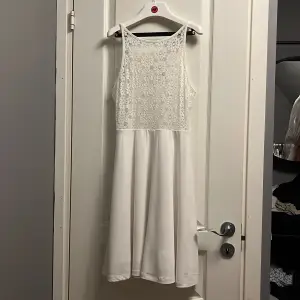 Fin vit klänning med spets, aldrig använd. Köpte för 100kr - säljer för 50kr💘 Frakt ingår ej, men kan mötas upp om du bor i Örebro!