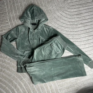 Juicy couture set grön - Grönt juicy couture set i bra skick. Koftan är XXS och byxorna XS.  Köparen står för frakt, går annars att hämta i Västerås.