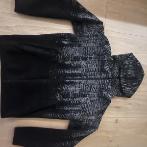 Adidas zip hoodie - Sällsynt tröja från Adidas. Oanvänt skick. Storlek M. Pris 500kr