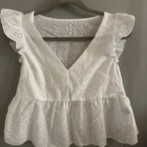 Sommartopp  - Super snygg, fräsch sommartopp! Kommer aldrig till användning..💗Är i storlek M men passar även XS/S!!