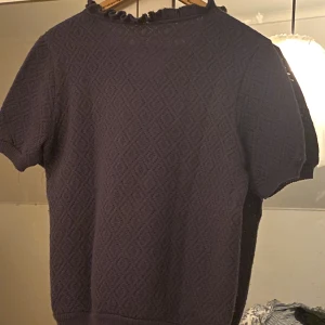 Stickad T-shirt  - Superfin stickad t-shirt, går att ha åt båda hållen. Färgen liknar mest som på sista bilden 🥰