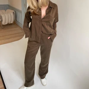 Djerf Avenue On The Go Pants mocha  - Djerf Avenue On The Go Pants mocha i bra skick. Storlek xxs, nypris 1.399,00 sek (säljs inte längre i denna färg). Köpte byxorna för ungefär 2 år sen men använde de knappt för de var för det var fel storlek för mig. Skickar gärna fler bilder vid intresse.