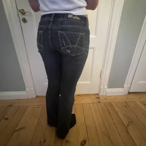 Lågmidjade jeans - Midja: ca 37 cm💗 Innerben: 76 cm💕Pris kan diskuteras 