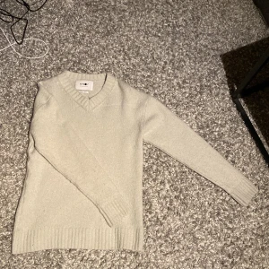 Grå Ull Overshirt! - Säljer en grå ull-tröja från NN⚫️7 Perfekt nu till vintern med en skjorta under!! Väldigt bra passform.