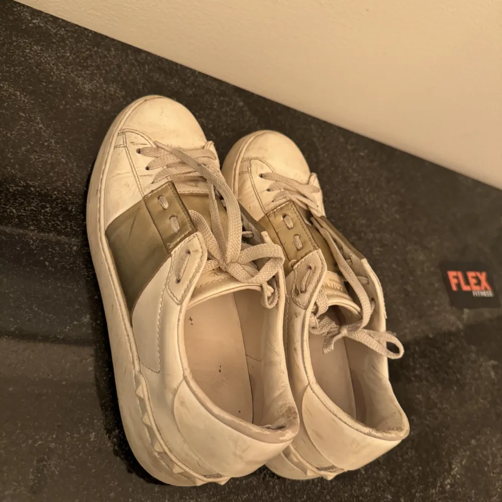 Säljer dessa så snygga valentino skor i modellen open sneakers i guld som inte längre kommer till använding! Smärre defekter, allting syns på bilderna, men som inte syns när man bär dem!   . Skor.