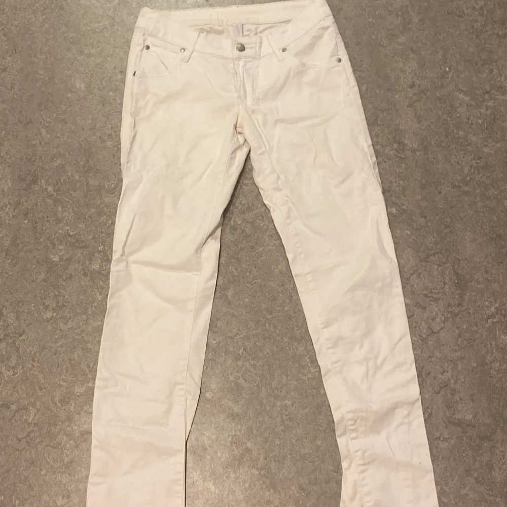 Jätte lågmidjade vita jeans. Bra skick. Aldrig använt förutom denna bild.. Jeans & Byxor.